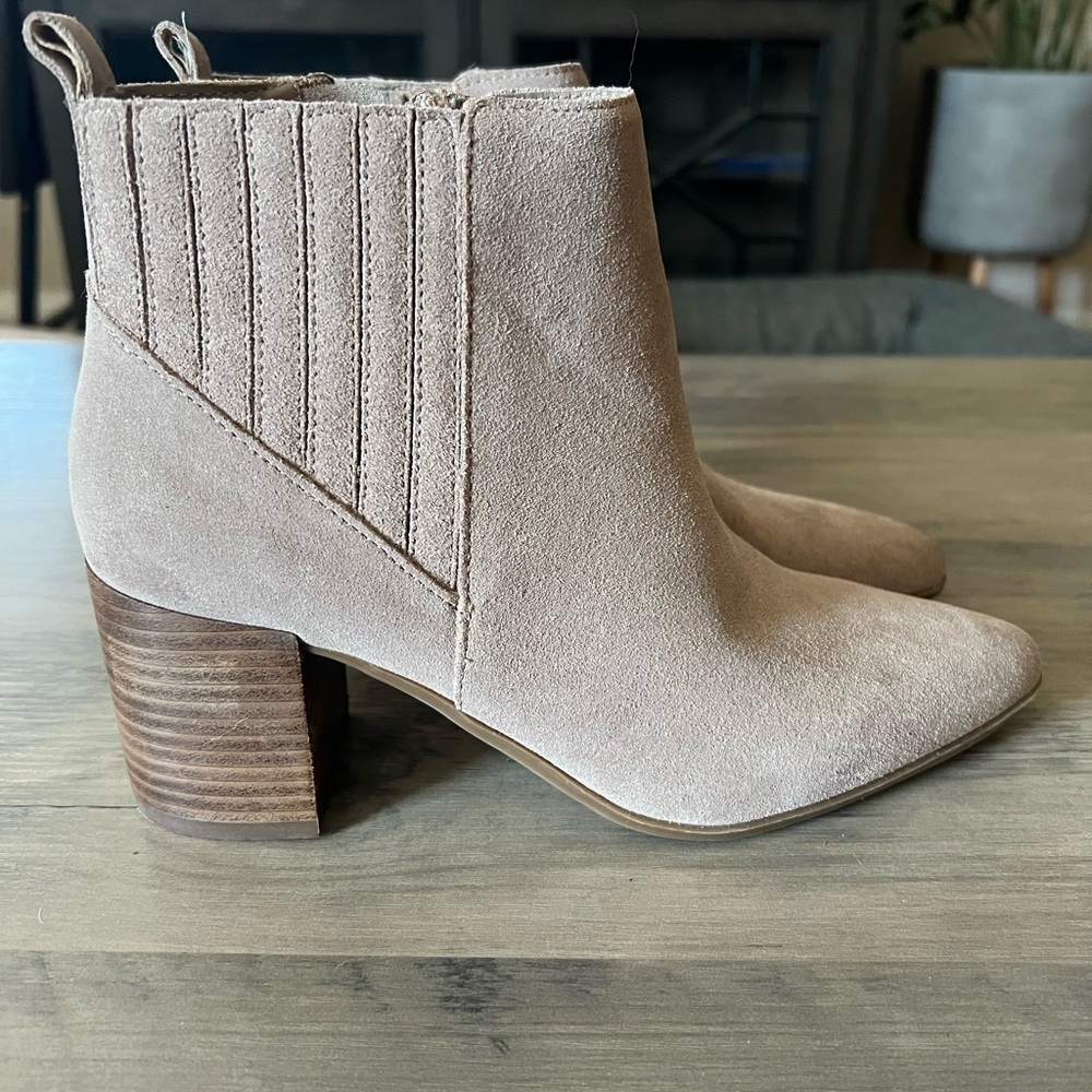 Elegant Tan Suede Ankle Boots